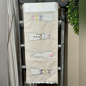 NWT IZAAC MIZRAHI EASTER HOLIDAY TABLE RUNNER W/3D STITCHED BUNNY RABBITS